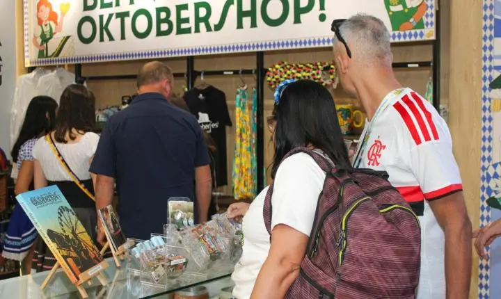 Produtos oficiais levam a identidade da Oktoberfest Blumenau para além dos pavilhões