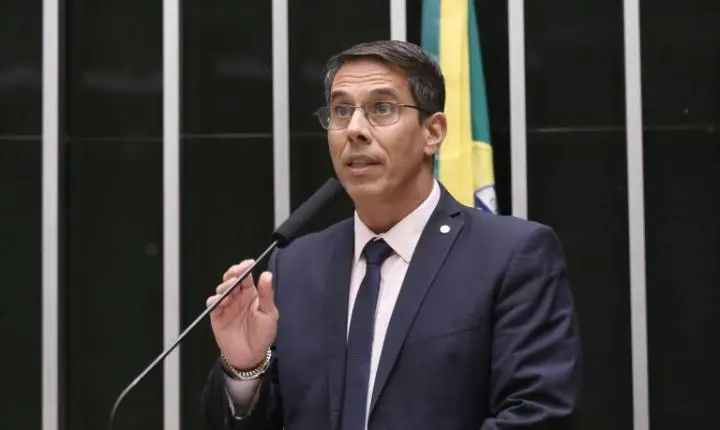 Projeto de lei proíbe postos de combustíveis de cobrarem preços diferentes por Pix ou dinheiro