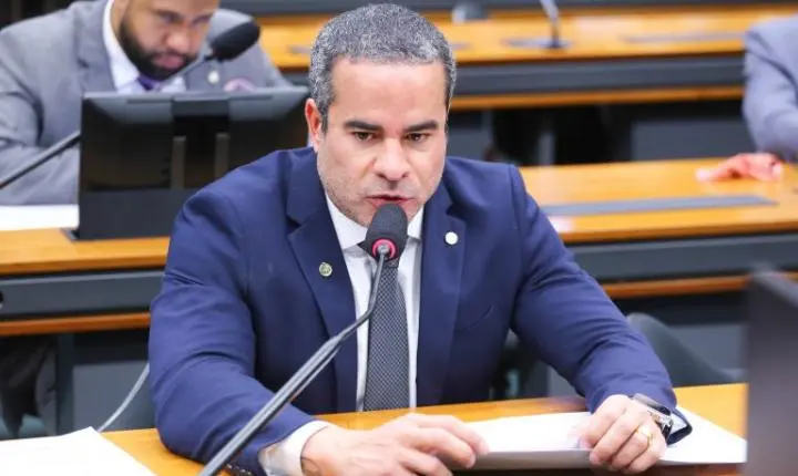 Projeto de lei tipifica como crime fraude por desconto indevido em folha