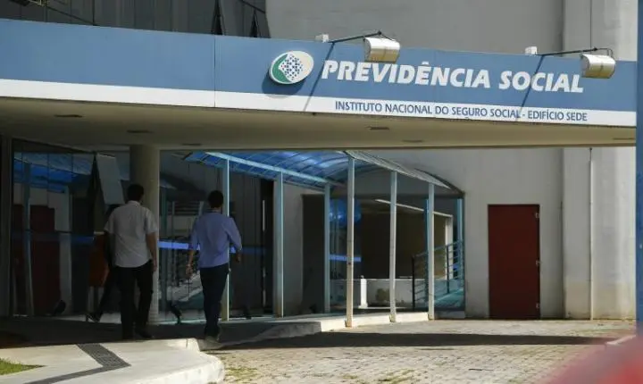 Projeto na Câmara prevê ligações gratuitas para centrais do INSS e eSocial