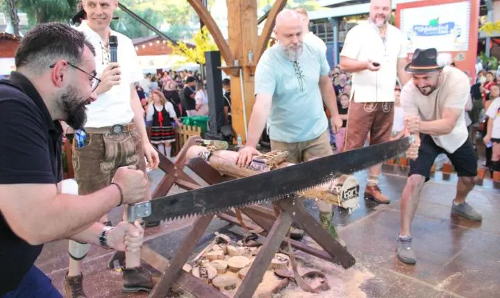 Prova do Serrador desafia força de visitantes na Oktoberfest Blumenau