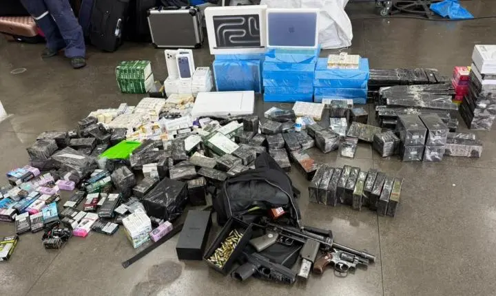Receita Federal apreende armas de fogo, haxixe, eletrônicos e medicamentos em ônibus de turismo