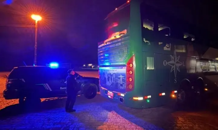 Receita Federal apreende armas de fogo, haxixe, eletrônicos e medicamentos em ônibus de turismo