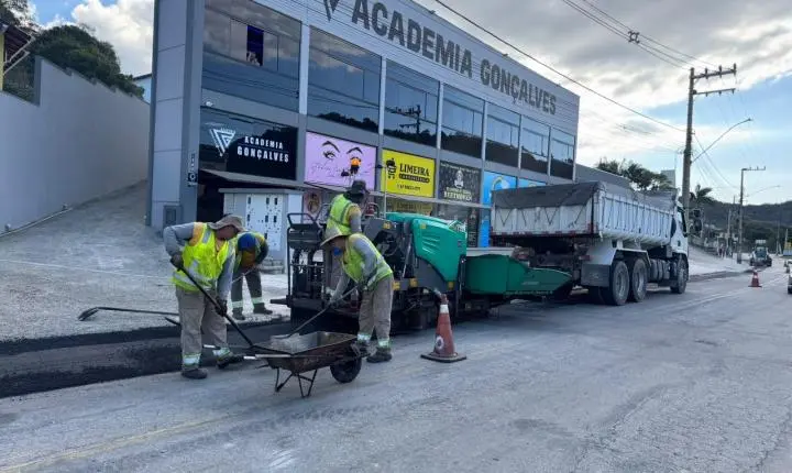 Recuperação asfáltica avança para a etapa final na Rua Alberto Müller
