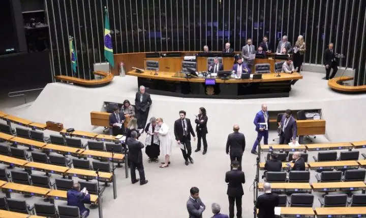 Viagem de Flávio Bolsonaro aos Estados Unidos e reeleição de Lula geram debate