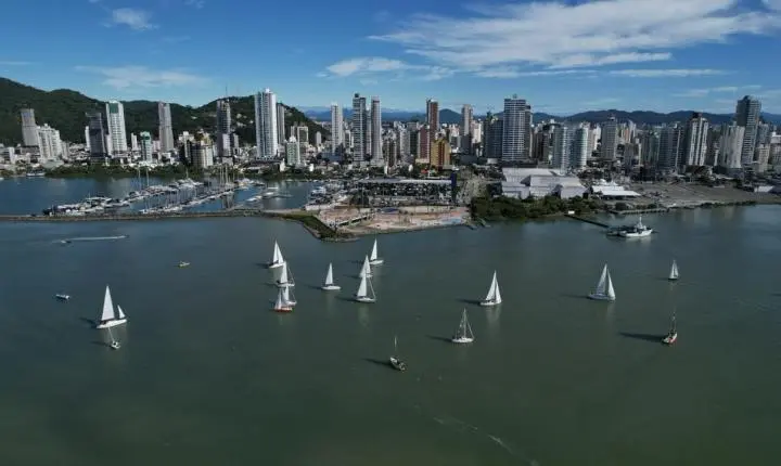 REGATA DE ANIVERSÁRIO REÚNE VELEJADORES PARA CELEBRAR OS 166 ANOS DE ITAJAÍ
