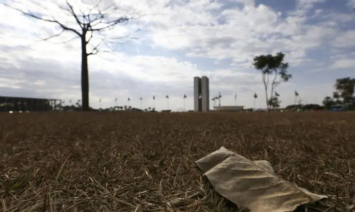 Inmet emite alerta na previsão do tempo com tempestades no Sul e calor intenso