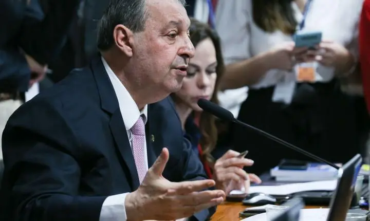 Senador Omar Aziz apresenta parecer favorável à PEC do fim da escala 6x1 na CCJ