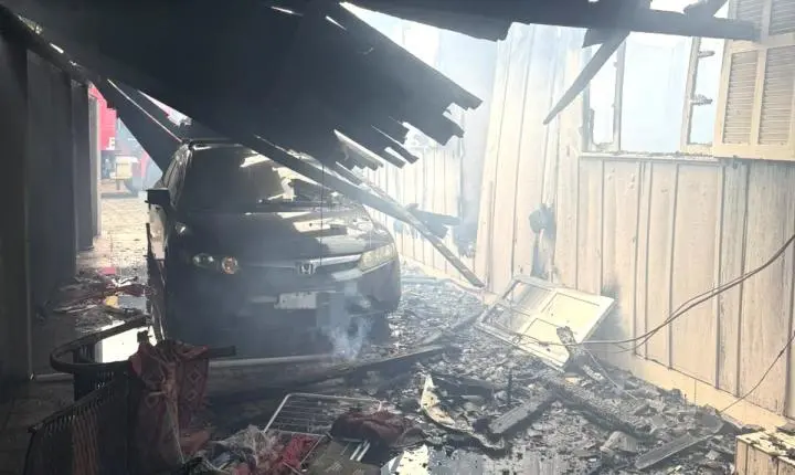 Residência é destruída por incêndio provocado por mulher em Laguna