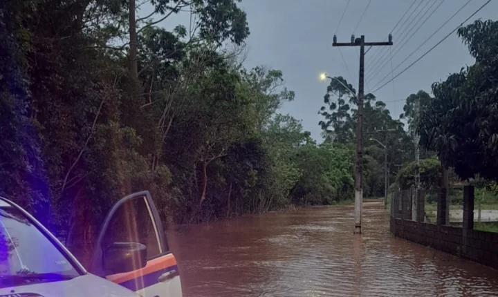 Rio Araranguá sobe e ruas ficam bloqueadas por alagamentos