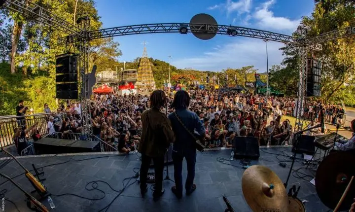 Rock Legends Itajaí transforma a Praça Marco Zero em palco para grandes clássicos do rock