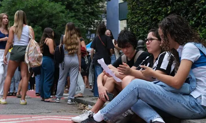 Saeb 2025: Brasil recupera níveis pré-pandemia na educação básica, mas matemática ainda é gargalo