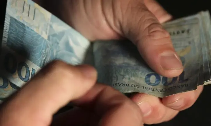 Salário médio do trabalhador brasileiro atinge novo recorde, superando R$ 3.722