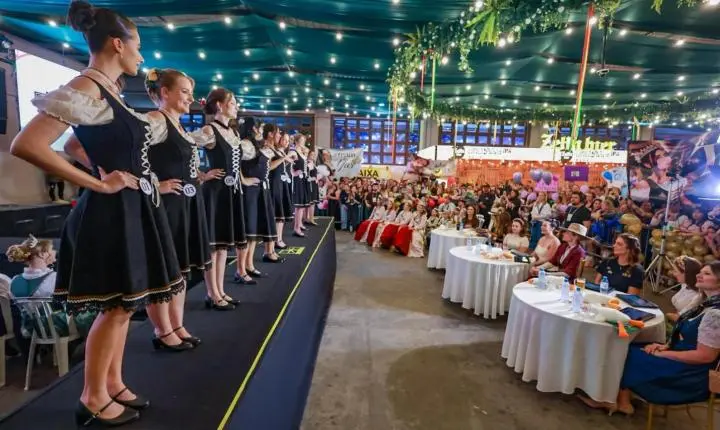 Sandiele Schaefer é eleita rainha da 40ª Fenarreco