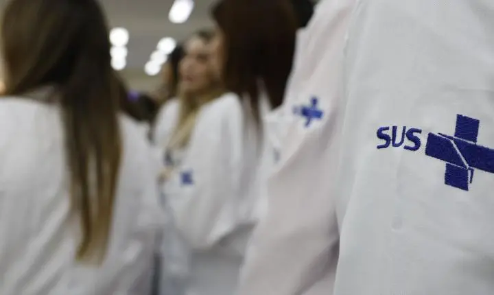 Mais médicos especialistas: governo estende contratos no SUS até 2027