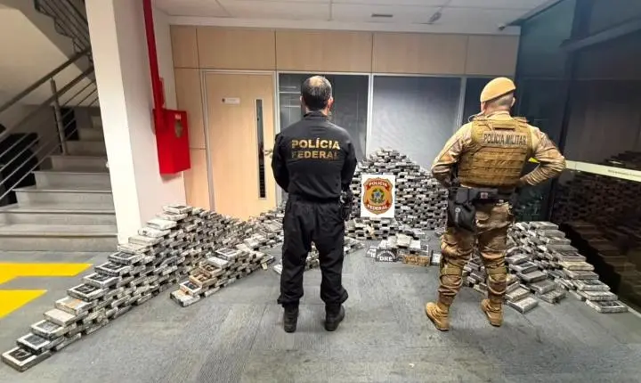 Segundo depósito embaixo de piso de residência é localizado com mais de 720kg de drogas em Itajaí