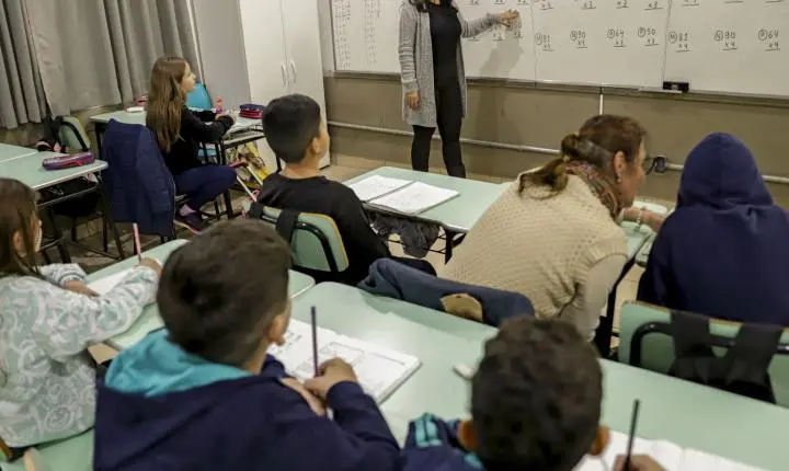 Senado aprova MP que eleva piso salarial de professores para R$ 5.130