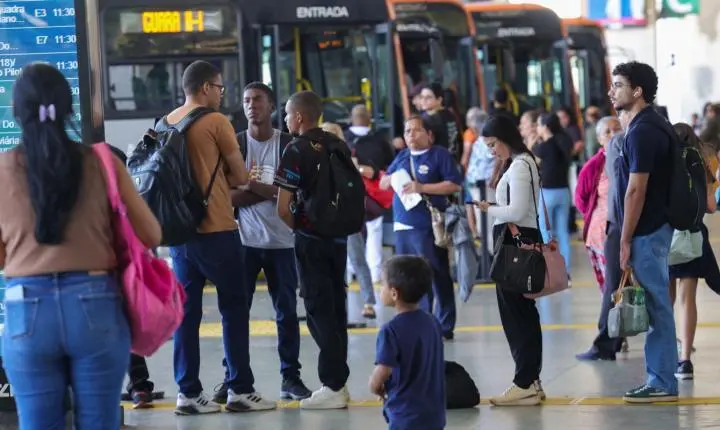 Setor de serviços avança 2,4% em 12 meses após estabilidade em julho
