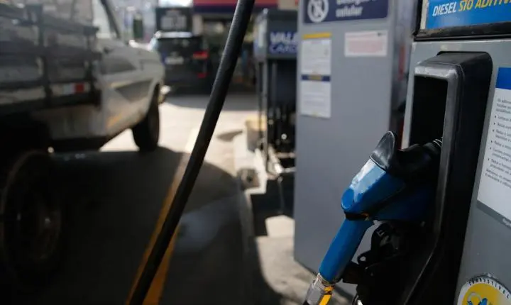 Governo amplia subsídio aos combustíveis após forte alta do petróleo no mercado
