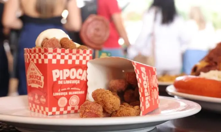 Sucesso na 40ª Oktoberfest, pipoca de linguiça Blumenau está confirmada no cardápio de 2026