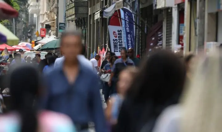 Desemprego de pretos supera o de brancos em 55%, aponta IBGE