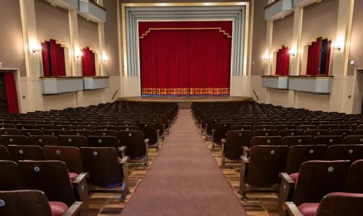 Teatro Carlos Gomes apresenta melhorias no palco do auditório Heinz Geyer em visita guiada especial