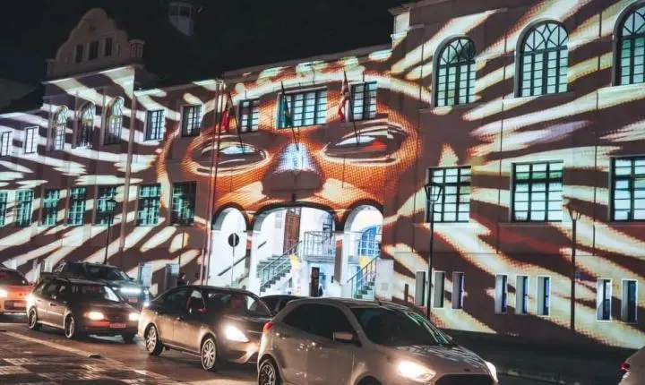 Texneo Novum Festival ocupa a Praça das Rosas com música, tecnologia e projeções noturnas