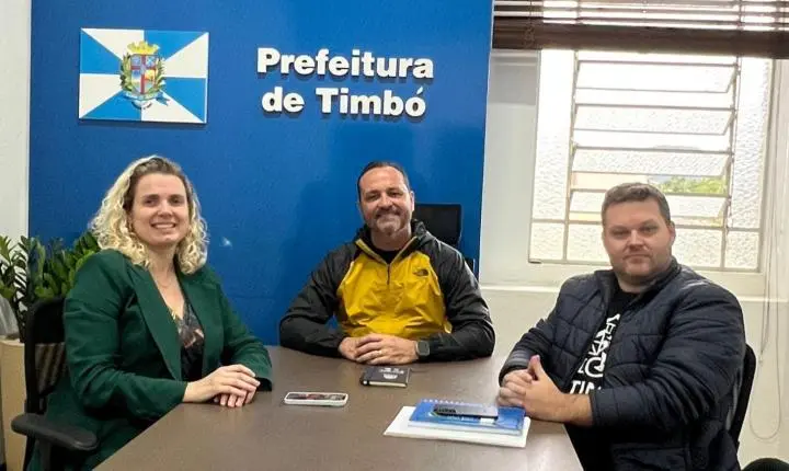 *⁠  Timbó avança nos preparativos para implantação do CAPS I Microrregional*  O prefeito de Timbó, Flávio Germano Buzzi, recebeu nesta terça-feira a diretora executiva do CISAMVE, Vanessa Fernanda Schmitt, e o secretário municipal