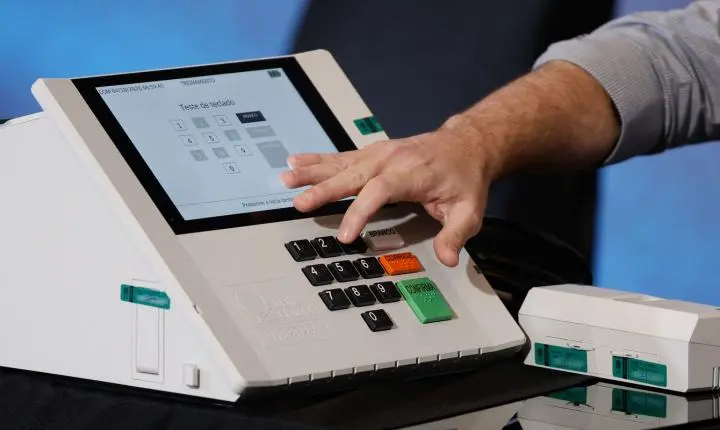 Totalização de votos na urna eletrônica é aberta e auditável, afirma TSE