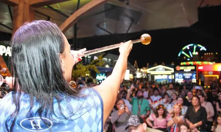 Tradição que atravessa gerações: chope em metro é uma das atrações mais aguardadas da Oktoberfest Blumenau