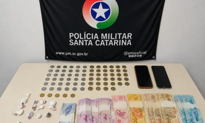 Tráfico de drogas.  Nesta tarde de quarta-feira, por volta das 17h44, no bairro Pomeranos, na cidade de Timbó, a guarnição da Polícia Militar tomou conhecimento de que um veículo VW/GOL 1.0, anteriormente envolvido em uma ocorrênc