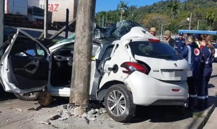 Tragédia na Rua Bahia: jovem de 22 anos morre após carro bater contra poste em Blumenau