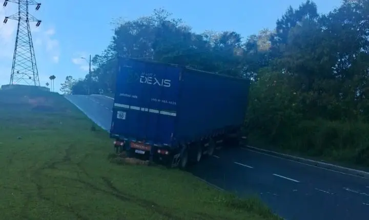 Trânsito é liberado na Avenida das Torres após bloqueio em São José