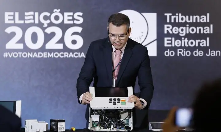 TRE-RJ desmonta urna eletrônica em evento para comprovar segurança do voto