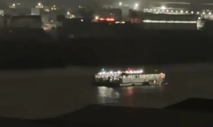 Tronco atinge hélice de ferry boat e provoca pane durante travessia entre Navegantes e Itajaí