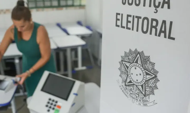 TSE troca 900 urnas eletrônicas no Brasil durante votação