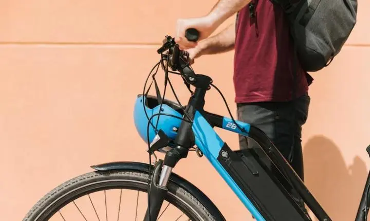 Tubarão muda regras para patinetes, bicicletas elétricas e ciclomotores
