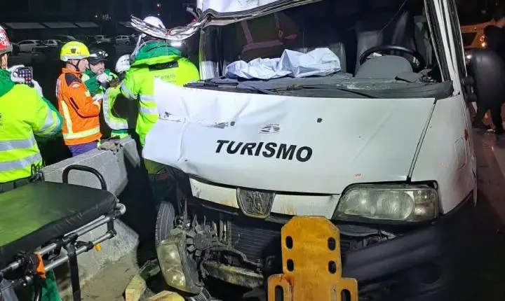 Van com passageiros vindos da Oktoberfest se envolve em acidente de trânsito com caminhão na BR-101 em Itapema