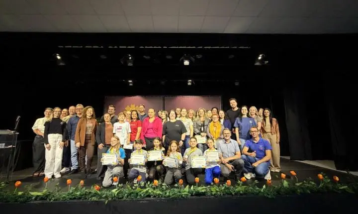 Vencedores da etapa municipal dos Concursos de Poesias e Desenhos do Vale Europeu são premiados em Indaial