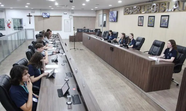 Vereadores mirins discutem segurança, mobilidade e questões sociais em sessão