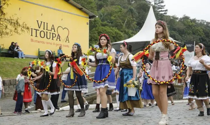 Vila Itoupava celebra tradições germânicas com desfile da Oktoberfest