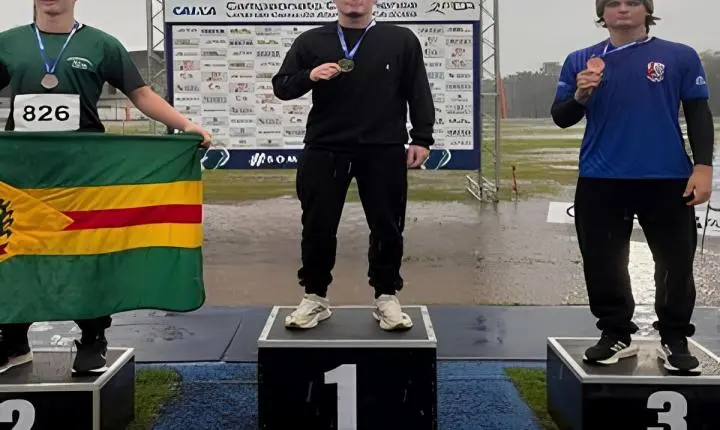 Vitchenzo Zoboli é campeão estadual Sub-18 de atletismo aos 15 anos em Timbó
