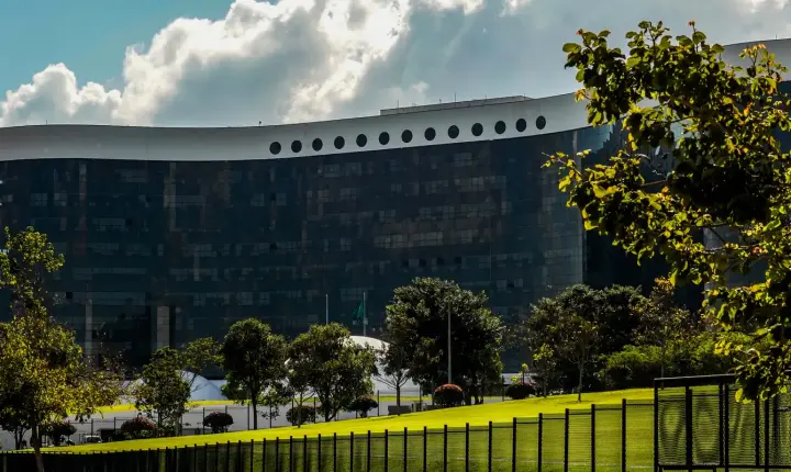 Nova decisão do TSE manda Lula e Janja apagarem vídeos contra Flávio Bolsonaro