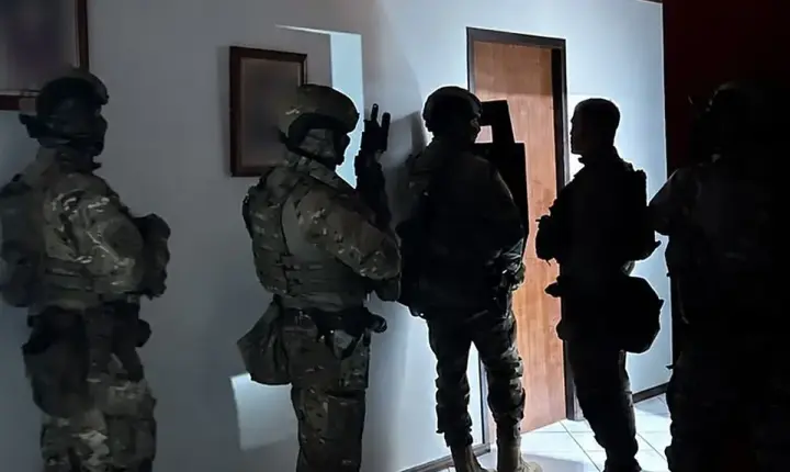 Homem mantém filha de 4 anos em cárcere privado, ameaça policiais e acaba preso após ação do BOPE em Barra Velha