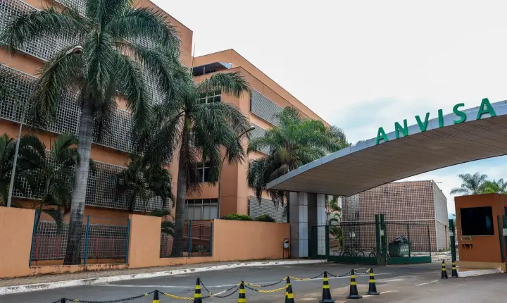 Anvisa alerta sobre risco de deficiência de vitamina B6 em remédio para Parkinson