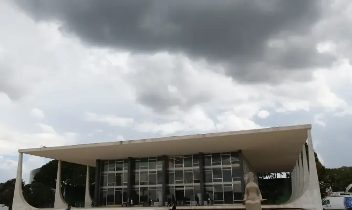 Prisão no STF ocorre após homem tentar invadir o tribunal em Brasília