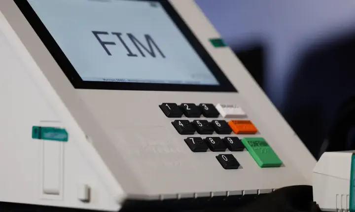 Inteligência artificial e vídeos falsos ameaçam a democracia atual