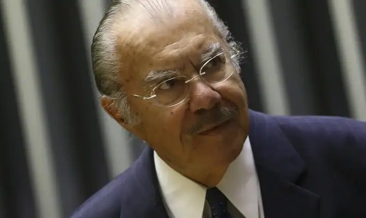 Ex-presidente José Sarney segue internado em São Paulo