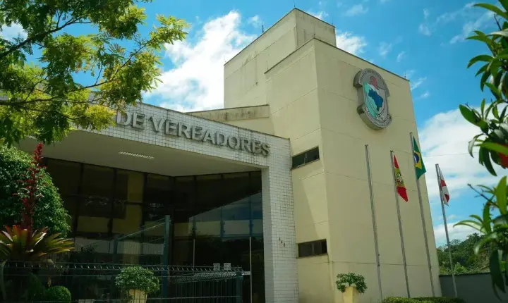CÂMARA DE INDAIAL VIRA PALCO DE INFANTILIDADE: Imaturidade de vereador da base gera tumulto e escancara apadrinhamento político na Prefeitura