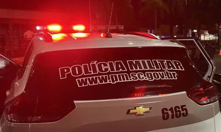 Homem é amarrado e agredido por criminosos armados durante assalto a residência em Rio dos Cedros